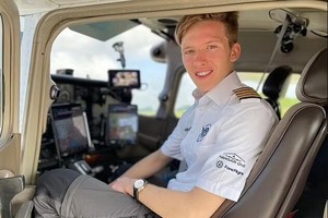 最年輕獨自環遊世界的飛行員特拉維斯‧盧德洛。（圖源：互聯網）