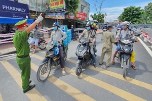 職能力量檢查街上來往民眾。（圖源：明和）