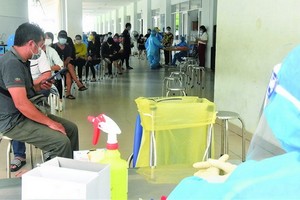 本市民眾等待進行核酸篩查工作。