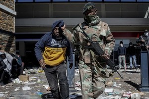 南非爆發27年來最致命騷亂，72死逾千人被捕。（圖源：互聯網）