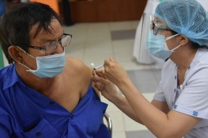 一名大叔接受新冠疫苗注射。（圖源：衛生部）