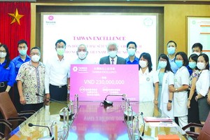 “台灣精品”傳愛越南   為抗疫醫護人員加油