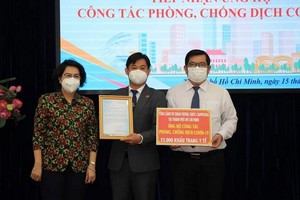 蘇氏碧珠主席(左)接收柬埔寨總領事捐贈物品。