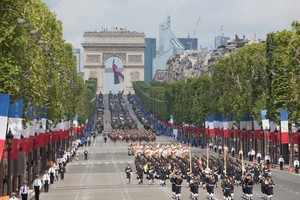 法國一年一度的國慶閱兵式當地時間 7月14日在巴黎舉行。因新冠疫情近期有反彈跡象，法國在閱兵式期間採取了嚴格的防疫措施。（圖源：AP）