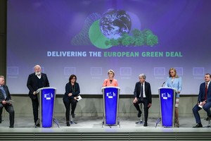 歐盟委員會主席馮德萊恩（中）出席應對氣候變化一攬子計劃提案發佈會。（圖源：新華社）