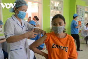 芒街市的一名女性在接種新冠疫苗。（圖源：VOV）