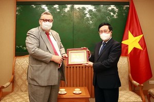 政府副總理范平明（右）向任期屆滿前來辭行的芬蘭駐越南大使卡麗‧卡希洛托贈送紀念品。（圖源：VGP）