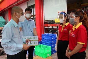 市工商廳檢查封鎖區內超市店鋪