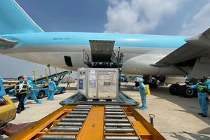 7月15日上午，最多的一批阿斯利康新冠疫苗抵達新山一機場。（圖源：VNVC）