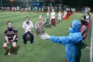 平新郡居民保持2米安全間隔距離並有序排隊等候接受採檢。（圖源：秀福）