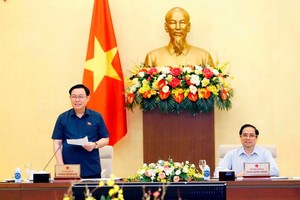 國會主席王廷惠（左）與政府總理范明政共同主持會議。（圖源:越通社）