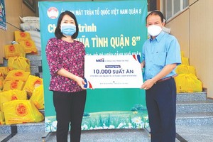 平仙公司代表將１萬份零元午餐交給 第八郡越南祖國陣線委員會。