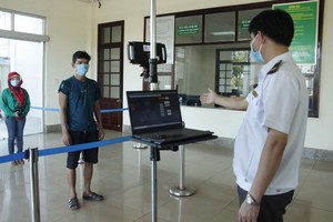 平福省華盧國際口岸工作人員對從柬埔寨入境者按防疫規定進行檢查。（圖源：裴鐮）