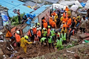 印度搜救人員在瓦礫堆中挖掘、搜索失蹤者。（圖源：互聯網）