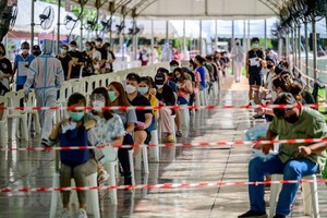 泰國民眾排隊等候接受新冠病毒採檢。（圖源：越通社）