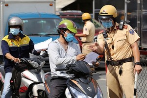 職能力量在平盛郡丁部領街監察防疫規定遵守情況。