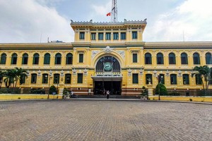 新冠肺炎疫情蔓延期間，本市所有的知名觀光景點都要暫時關閉，旅遊業遭到重大損失。圖為本市著名的古老建築物之一的市郵政局。（圖源：黃潮）