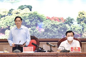 政府總理范明政（左）會上發言。（圖源：VGP）