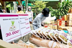 在越南Aeon有限責任公司組織的臨時售貨點選購生活必需品。