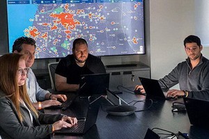 NSO集團聯合創始人Shalev Hulio（黑衣）曾是以色列國防軍指揮官。（圖源：路透社）