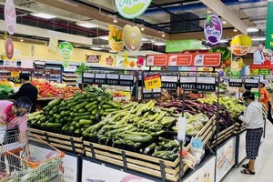 市民在超市選購食品。（圖源：黃雪）