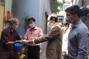 萬盛發集團代表張豐裕先生（左三）在疫情爆發期間關愛堤岸華人貧困同胞。