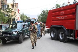 7月20日，阿富汗安全人員抵達喀布爾的火箭彈襲擊現場。（圖源：新華社）