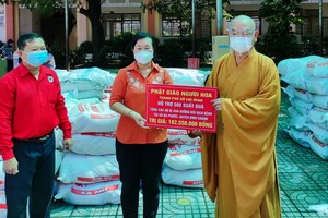 釋慧功法師向張瑞玲主席轉交救濟物資。