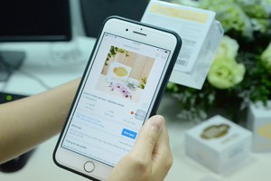 許多民眾在社交隔離期間上網購物。