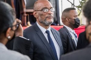 海地新政府在當地時間20日成立，阿里埃爾‧亨利（中）出任總理。（圖源：AFP）