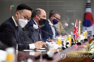 7月21日，在位於首爾龍山的南韓國防部大樓，防長徐旭和英國國防大臣本·華萊士（左二）舉行會談。（圖源： 韓聯社）