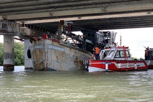 成功解救卡於橋底漁船