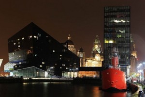 這是2013年10月18日拍攝的被現代建築包圍的英國利物浦海上商城最著名傳統建築群“美惠三女神”。（圖源：新華社）