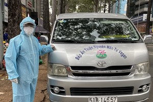 華人攝影家柯成智達參與滿寺慈善組活動。