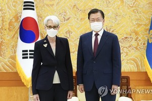 7月22日，在青瓦台，總統文在寅（右）接見到訪的美國國務院常務副國務卿溫蒂‧謝爾曼。（圖源：韓聯社