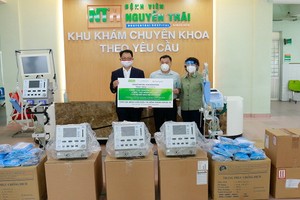 VCF代表在阮廌醫院向市越南祖國陣線委員會代表移交 8部助吸器及醫療用品。（圖源：明英）