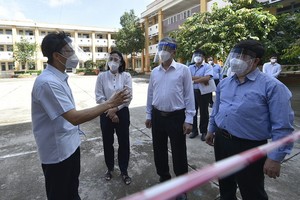 政府副總理武德膽（左一）親往檢查古芝縣無症狀新冠肺炎感染者收容區。（圖源：VGP）