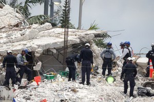 邁阿密-戴德消防局助理局長賈達拉表示，現場消防員於當地時間23日中午左右，宣佈任務結束。（圖源：互聯網）