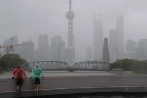 民眾任性出遊，體驗風雨。（圖源：互聯網）