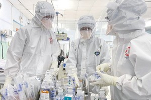 第十郡徵王醫院醫生們給重症確診病例治療。