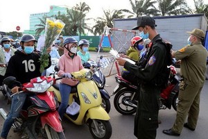 職能機關在檢疫站檢查個人車輛。