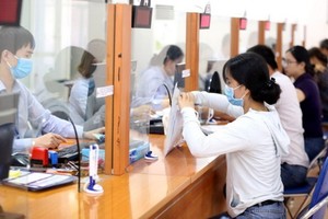 勞工到社保機關辦理失業金申請手續。