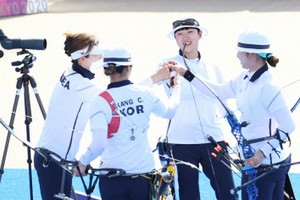 韓女子神箭手祝賀勝利。（圖源：韓聯社）