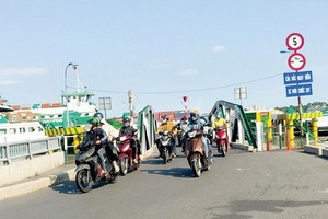 乘客、車輛與日俱增，導致桔萊渡輪超負荷。