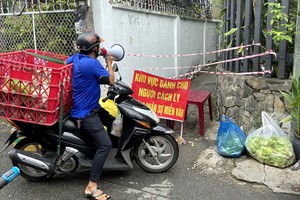 志願員親自上門送果蔬。