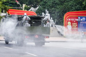 7月26日，國防部出動化學兵部隊前往河內市各高危區進行噴灑消毒。（圖源：吳絨）