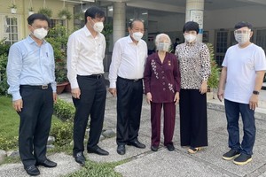 政府常務副總理張和平(左三)親切問候越南英雄母親武氏歲。