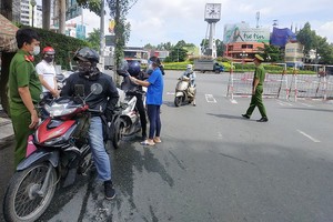 第一郡阮秉謙街的交通管制崗。