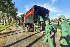 第七軍區司令部調動500名官兵支援平陽省民眾抗疫。（圖源：第七軍區）