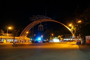 夜間靜悄悄的芹苴市中心。（圖源：阮權）